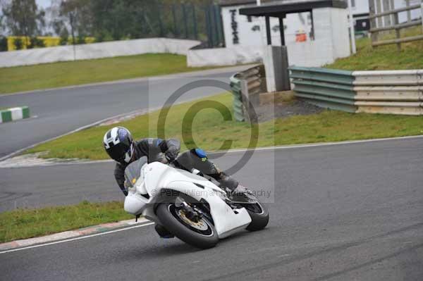 Mallory park Leicestershire;Mallory park photographs;Motorcycle action photographs;Trackday digital images;event digital images;eventdigitalimages;mallory park;no limits trackday;peter wileman photography;trackday;trackday photos