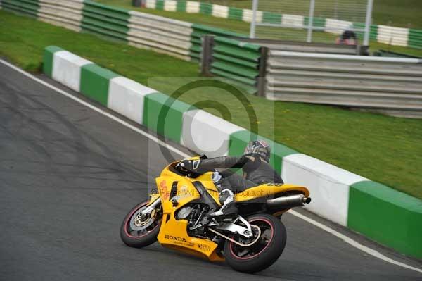 Mallory park Leicestershire;Mallory park photographs;Motorcycle action photographs;Trackday digital images;event digital images;eventdigitalimages;mallory park;no limits trackday;peter wileman photography;trackday;trackday photos