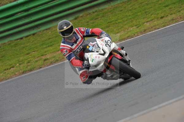 Mallory park Leicestershire;Mallory park photographs;Motorcycle action photographs;Trackday digital images;event digital images;eventdigitalimages;mallory park;no limits trackday;peter wileman photography;trackday;trackday photos