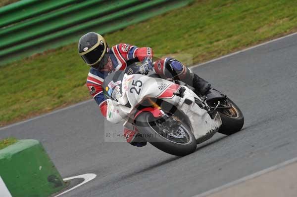 Mallory park Leicestershire;Mallory park photographs;Motorcycle action photographs;Trackday digital images;event digital images;eventdigitalimages;mallory park;no limits trackday;peter wileman photography;trackday;trackday photos