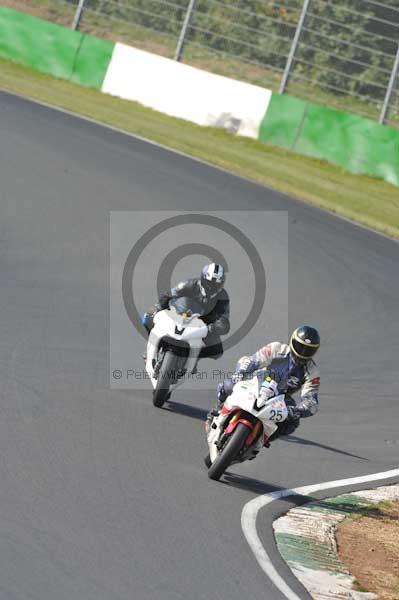 Mallory park Leicestershire;Mallory park photographs;Motorcycle action photographs;Trackday digital images;event digital images;eventdigitalimages;mallory park;no limits trackday;peter wileman photography;trackday;trackday photos