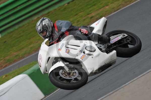 Mallory park Leicestershire;Mallory park photographs;Motorcycle action photographs;Trackday digital images;event digital images;eventdigitalimages;mallory park;no limits trackday;peter wileman photography;trackday;trackday photos