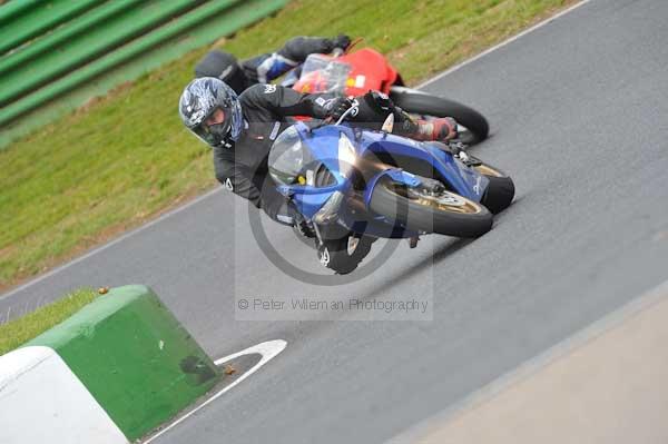 Mallory park Leicestershire;Mallory park photographs;Motorcycle action photographs;Trackday digital images;event digital images;eventdigitalimages;mallory park;no limits trackday;peter wileman photography;trackday;trackday photos