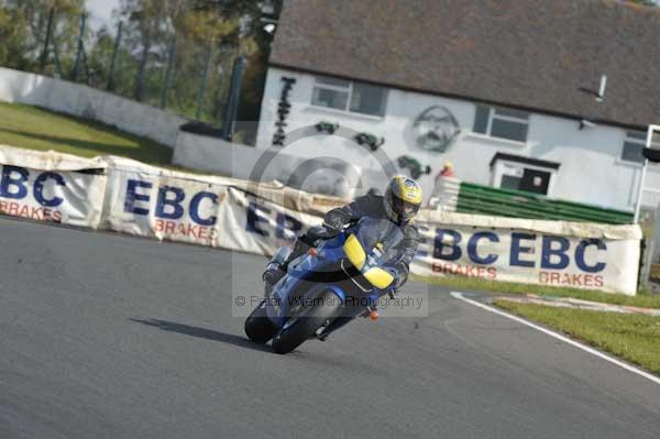 Mallory park Leicestershire;Mallory park photographs;Motorcycle action photographs;Trackday digital images;event digital images;eventdigitalimages;mallory park;no limits trackday;peter wileman photography;trackday;trackday photos