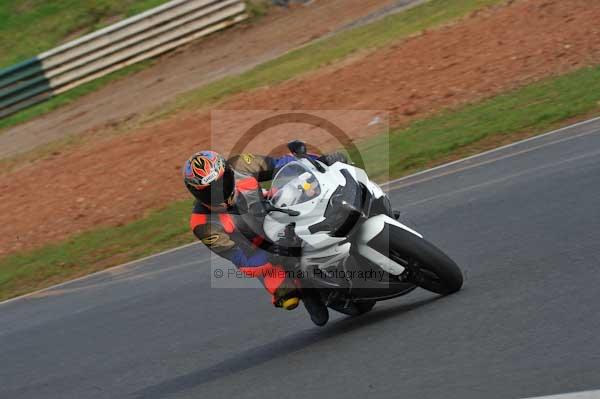 Mallory park Leicestershire;Mallory park photographs;Motorcycle action photographs;Trackday digital images;event digital images;eventdigitalimages;mallory park;no limits trackday;peter wileman photography;trackday;trackday photos