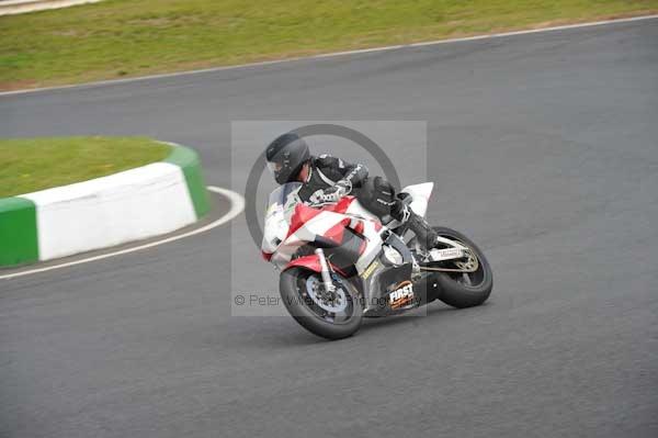 Mallory park Leicestershire;Mallory park photographs;Motorcycle action photographs;Trackday digital images;event digital images;eventdigitalimages;mallory park;no limits trackday;peter wileman photography;trackday;trackday photos