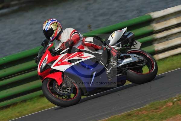 Mallory park Leicestershire;Mallory park photographs;Motorcycle action photographs;Trackday digital images;event digital images;eventdigitalimages;mallory park;no limits trackday;peter wileman photography;trackday;trackday photos