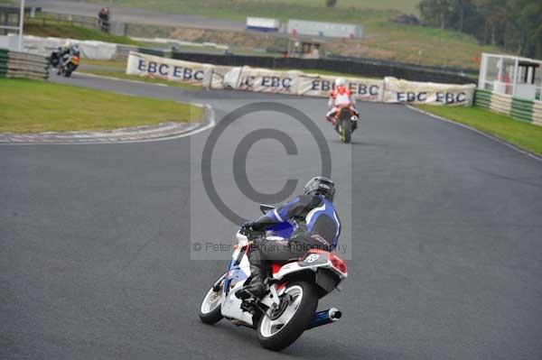 Mallory park Leicestershire;Mallory park photographs;Motorcycle action photographs;Trackday digital images;event digital images;eventdigitalimages;mallory park;no limits trackday;peter wileman photography;trackday;trackday photos