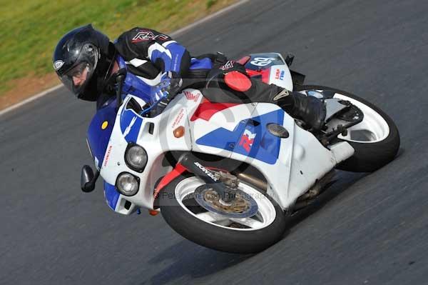 Mallory park Leicestershire;Mallory park photographs;Motorcycle action photographs;Trackday digital images;event digital images;eventdigitalimages;mallory park;no limits trackday;peter wileman photography;trackday;trackday photos