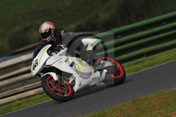 Mallory park Leicestershire;Mallory park photographs;Motorcycle action photographs;Trackday digital images;event digital images;eventdigitalimages;mallory park;no limits trackday;peter wileman photography;trackday;trackday photos