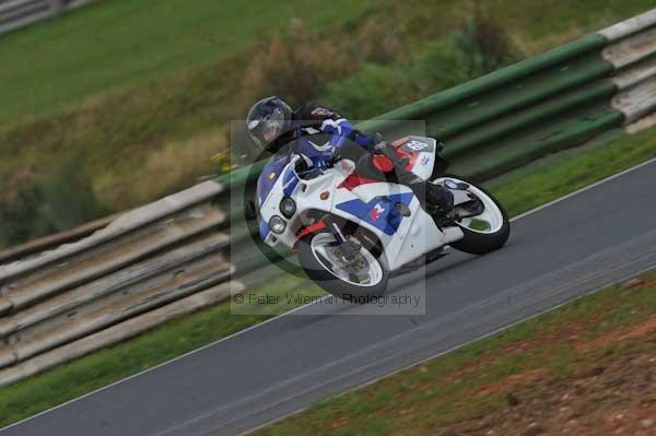 Mallory park Leicestershire;Mallory park photographs;Motorcycle action photographs;Trackday digital images;event digital images;eventdigitalimages;mallory park;no limits trackday;peter wileman photography;trackday;trackday photos