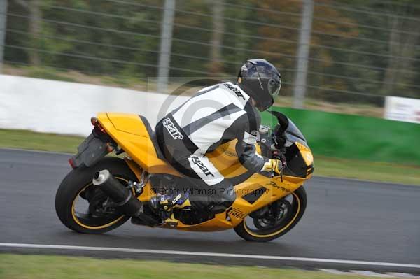 Mallory park Leicestershire;Mallory park photographs;Motorcycle action photographs;Trackday digital images;event digital images;eventdigitalimages;mallory park;no limits trackday;peter wileman photography;trackday;trackday photos