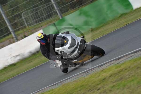 Mallory park Leicestershire;Mallory park photographs;Motorcycle action photographs;Trackday digital images;event digital images;eventdigitalimages;mallory park;no limits trackday;peter wileman photography;trackday;trackday photos