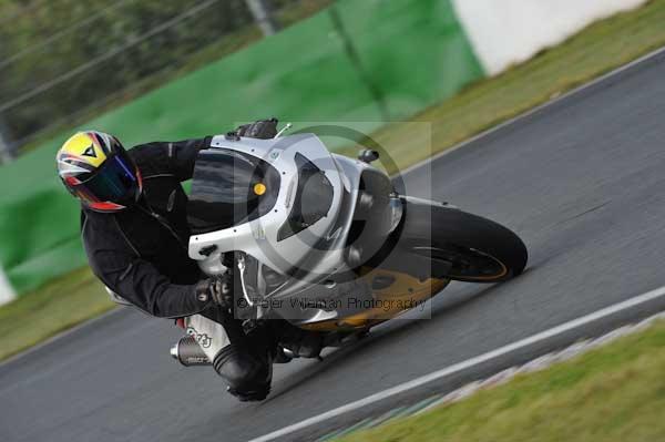 Mallory park Leicestershire;Mallory park photographs;Motorcycle action photographs;Trackday digital images;event digital images;eventdigitalimages;mallory park;no limits trackday;peter wileman photography;trackday;trackday photos