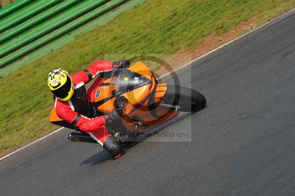 Mallory park Leicestershire;Mallory park photographs;Motorcycle action photographs;Trackday digital images;event digital images;eventdigitalimages;mallory park;no limits trackday;peter wileman photography;trackday;trackday photos