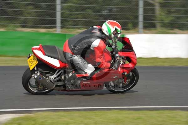 Mallory park Leicestershire;Mallory park photographs;Motorcycle action photographs;Trackday digital images;event digital images;eventdigitalimages;mallory park;no limits trackday;peter wileman photography;trackday;trackday photos