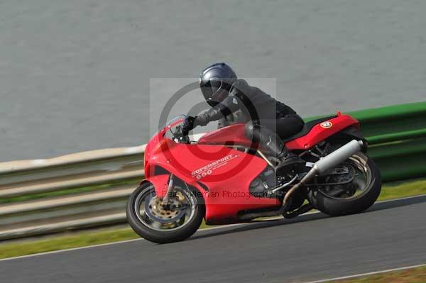 Mallory park Leicestershire;Mallory park photographs;Motorcycle action photographs;Trackday digital images;event digital images;eventdigitalimages;mallory park;no limits trackday;peter wileman photography;trackday;trackday photos