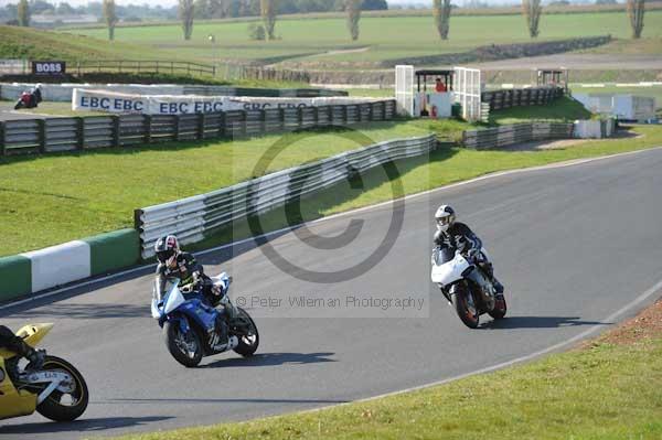 Mallory park Leicestershire;Mallory park photographs;Motorcycle action photographs;event digital images;eventdigitalimages;mallory park;no limits trackday;peter wileman photography;trackday;trackday digital images;trackday photos