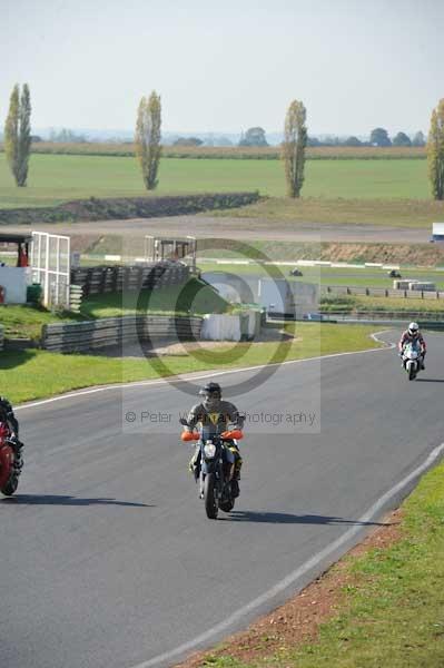 Mallory park Leicestershire;Mallory park photographs;Motorcycle action photographs;event digital images;eventdigitalimages;mallory park;no limits trackday;peter wileman photography;trackday;trackday digital images;trackday photos