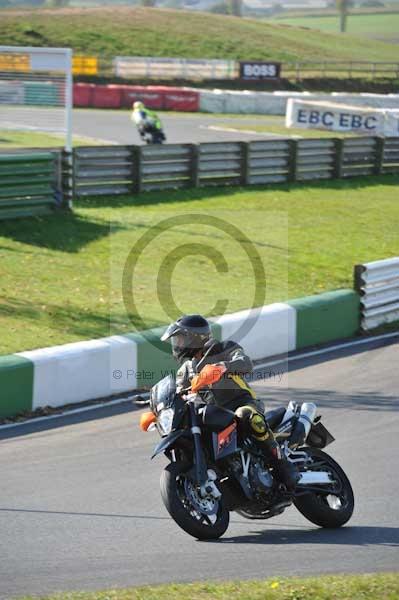 Mallory park Leicestershire;Mallory park photographs;Motorcycle action photographs;event digital images;eventdigitalimages;mallory park;no limits trackday;peter wileman photography;trackday;trackday digital images;trackday photos