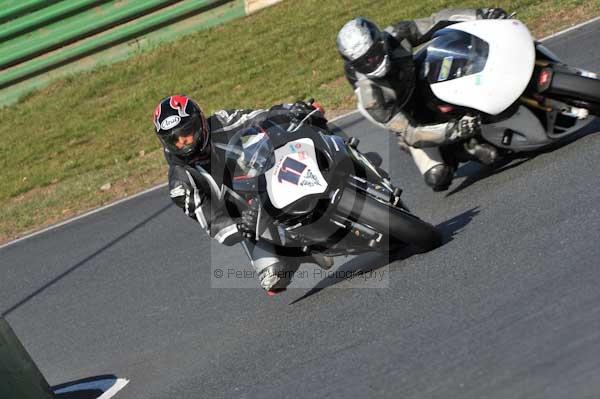 Mallory park Leicestershire;Mallory park photographs;Motorcycle action photographs;event digital images;eventdigitalimages;mallory park;no limits trackday;peter wileman photography;trackday;trackday digital images;trackday photos