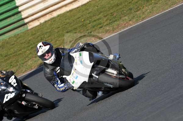 Mallory park Leicestershire;Mallory park photographs;Motorcycle action photographs;event digital images;eventdigitalimages;mallory park;no limits trackday;peter wileman photography;trackday;trackday digital images;trackday photos