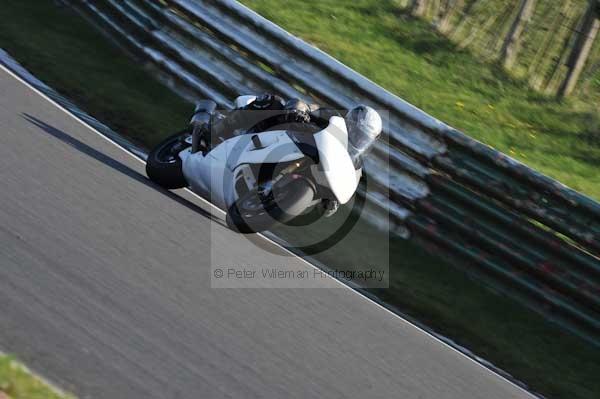 Mallory park Leicestershire;Mallory park photographs;Motorcycle action photographs;event digital images;eventdigitalimages;mallory park;no limits trackday;peter wileman photography;trackday;trackday digital images;trackday photos