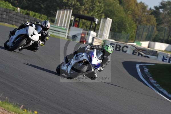 Mallory park Leicestershire;Mallory park photographs;Motorcycle action photographs;event digital images;eventdigitalimages;mallory park;no limits trackday;peter wileman photography;trackday;trackday digital images;trackday photos