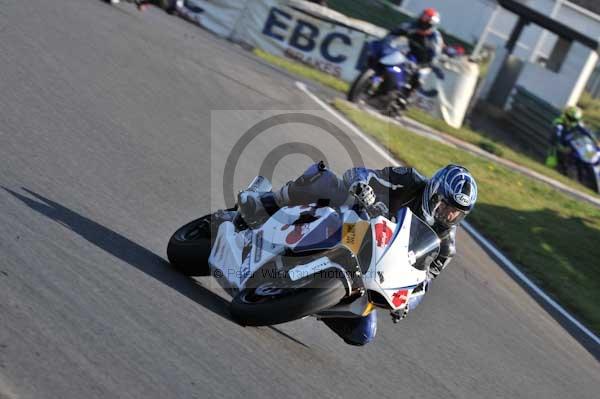 Mallory park Leicestershire;Mallory park photographs;Motorcycle action photographs;event digital images;eventdigitalimages;mallory park;no limits trackday;peter wileman photography;trackday;trackday digital images;trackday photos