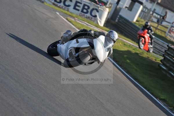 Mallory park Leicestershire;Mallory park photographs;Motorcycle action photographs;event digital images;eventdigitalimages;mallory park;no limits trackday;peter wileman photography;trackday;trackday digital images;trackday photos