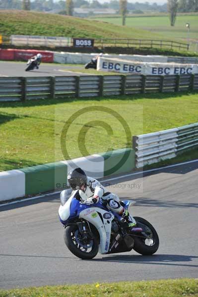 Mallory park Leicestershire;Mallory park photographs;Motorcycle action photographs;event digital images;eventdigitalimages;mallory park;no limits trackday;peter wileman photography;trackday;trackday digital images;trackday photos