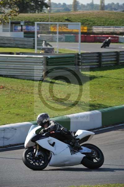 Mallory park Leicestershire;Mallory park photographs;Motorcycle action photographs;event digital images;eventdigitalimages;mallory park;no limits trackday;peter wileman photography;trackday;trackday digital images;trackday photos