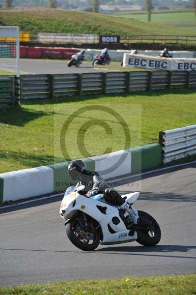 Mallory park Leicestershire;Mallory park photographs;Motorcycle action photographs;event digital images;eventdigitalimages;mallory park;no limits trackday;peter wileman photography;trackday;trackday digital images;trackday photos