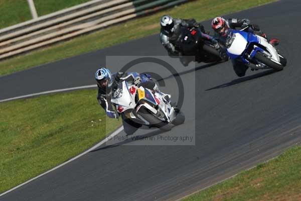 Mallory park Leicestershire;Mallory park photographs;Motorcycle action photographs;event digital images;eventdigitalimages;mallory park;no limits trackday;peter wileman photography;trackday;trackday digital images;trackday photos