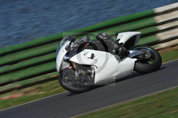 Mallory park Leicestershire;Mallory park photographs;Motorcycle action photographs;event digital images;eventdigitalimages;mallory park;no limits trackday;peter wileman photography;trackday;trackday digital images;trackday photos