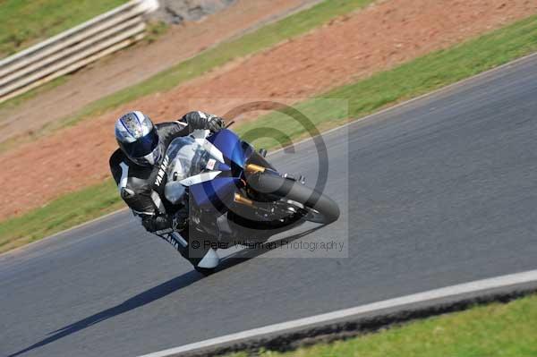 Mallory park Leicestershire;Mallory park photographs;Motorcycle action photographs;event digital images;eventdigitalimages;mallory park;no limits trackday;peter wileman photography;trackday;trackday digital images;trackday photos