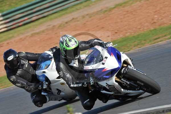 Mallory park Leicestershire;Mallory park photographs;Motorcycle action photographs;event digital images;eventdigitalimages;mallory park;no limits trackday;peter wileman photography;trackday;trackday digital images;trackday photos