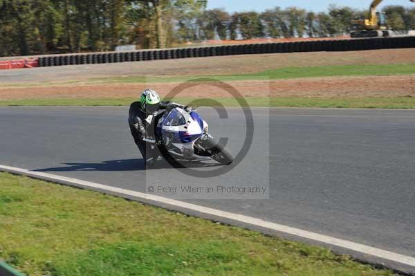 Mallory park Leicestershire;Mallory park photographs;Motorcycle action photographs;event digital images;eventdigitalimages;mallory park;no limits trackday;peter wileman photography;trackday;trackday digital images;trackday photos