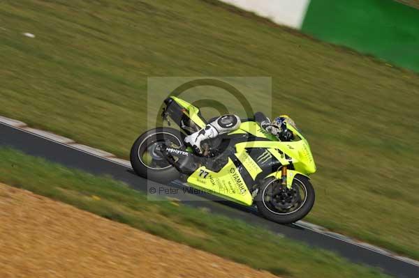 Mallory park Leicestershire;Mallory park photographs;Motorcycle action photographs;event digital images;eventdigitalimages;mallory park;no limits trackday;peter wileman photography;trackday;trackday digital images;trackday photos