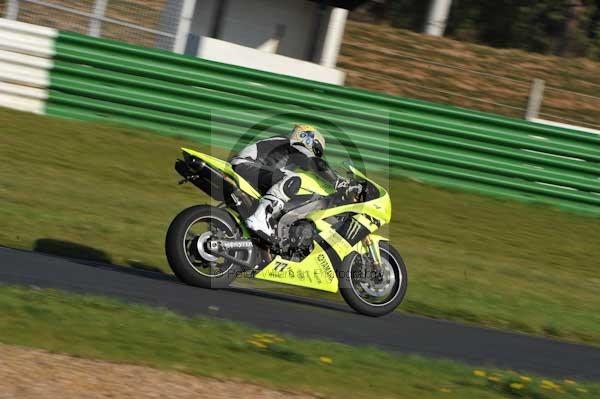 Mallory park Leicestershire;Mallory park photographs;Motorcycle action photographs;event digital images;eventdigitalimages;mallory park;no limits trackday;peter wileman photography;trackday;trackday digital images;trackday photos