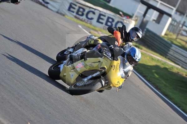 Mallory park Leicestershire;Mallory park photographs;Motorcycle action photographs;event digital images;eventdigitalimages;mallory park;no limits trackday;peter wileman photography;trackday;trackday digital images;trackday photos