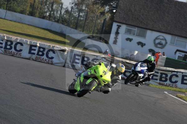 Mallory park Leicestershire;Mallory park photographs;Motorcycle action photographs;event digital images;eventdigitalimages;mallory park;no limits trackday;peter wileman photography;trackday;trackday digital images;trackday photos