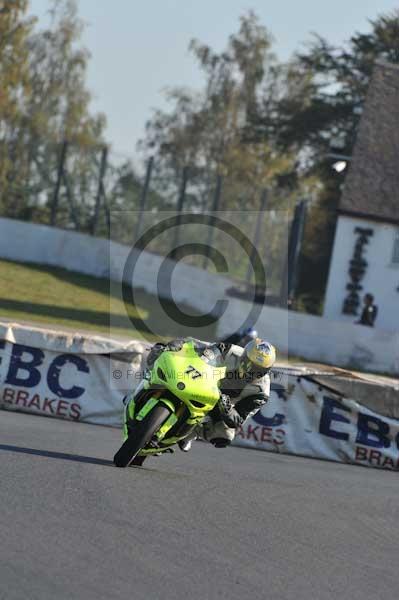 Mallory park Leicestershire;Mallory park photographs;Motorcycle action photographs;event digital images;eventdigitalimages;mallory park;no limits trackday;peter wileman photography;trackday;trackday digital images;trackday photos