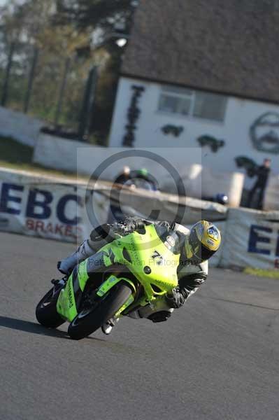 Mallory park Leicestershire;Mallory park photographs;Motorcycle action photographs;event digital images;eventdigitalimages;mallory park;no limits trackday;peter wileman photography;trackday;trackday digital images;trackday photos