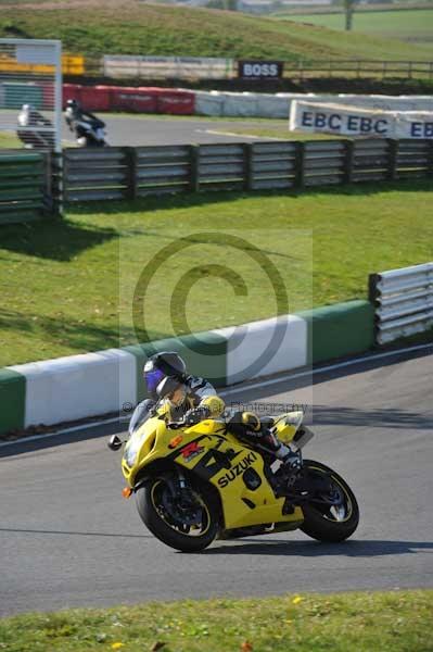 Mallory park Leicestershire;Mallory park photographs;Motorcycle action photographs;event digital images;eventdigitalimages;mallory park;no limits trackday;peter wileman photography;trackday;trackday digital images;trackday photos