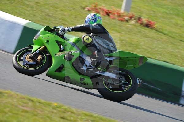 Mallory park Leicestershire;Mallory park photographs;Motorcycle action photographs;event digital images;eventdigitalimages;mallory park;no limits trackday;peter wileman photography;trackday;trackday digital images;trackday photos