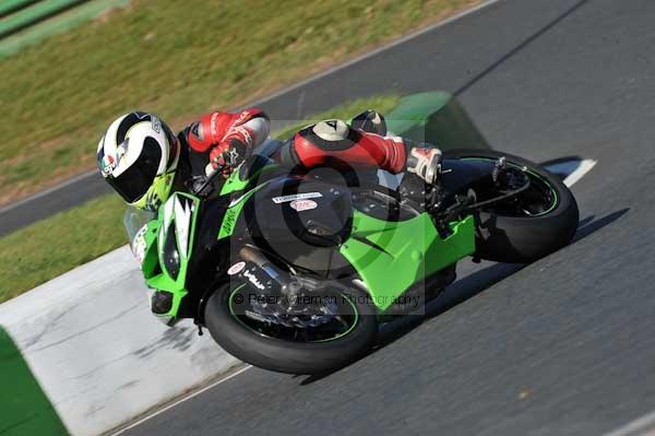 Mallory park Leicestershire;Mallory park photographs;Motorcycle action photographs;event digital images;eventdigitalimages;mallory park;no limits trackday;peter wileman photography;trackday;trackday digital images;trackday photos