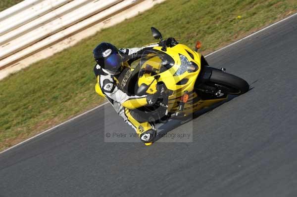 Mallory park Leicestershire;Mallory park photographs;Motorcycle action photographs;event digital images;eventdigitalimages;mallory park;no limits trackday;peter wileman photography;trackday;trackday digital images;trackday photos