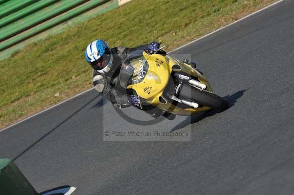 Mallory park Leicestershire;Mallory park photographs;Motorcycle action photographs;event digital images;eventdigitalimages;mallory park;no limits trackday;peter wileman photography;trackday;trackday digital images;trackday photos