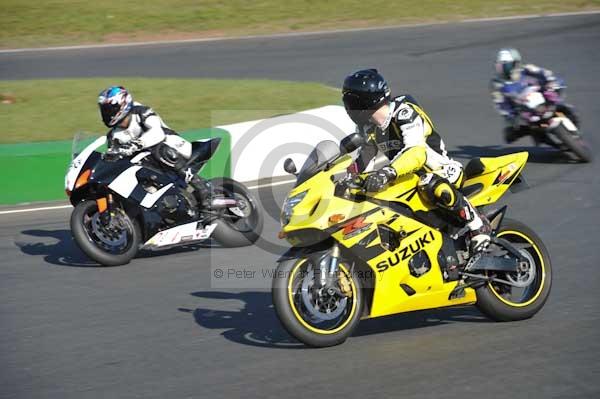 Mallory park Leicestershire;Mallory park photographs;Motorcycle action photographs;event digital images;eventdigitalimages;mallory park;no limits trackday;peter wileman photography;trackday;trackday digital images;trackday photos